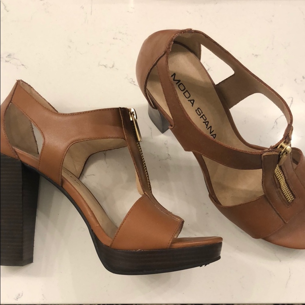 NWOT Moda Spana Camel Heels